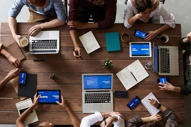 Equipa em reunião de trabalho com portáteis e tablets