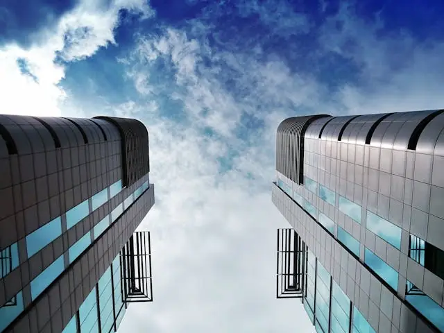Edifícios de escritórios vistos de baixo contra o céu azul